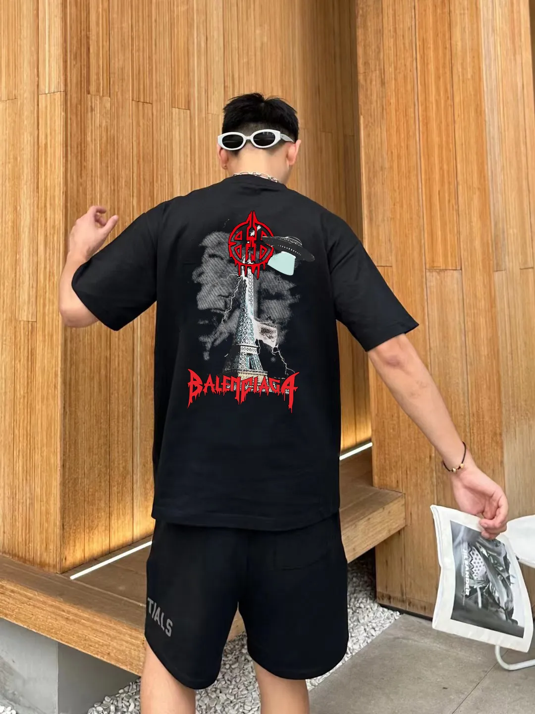 P80✨🔥 BALENCIAGA Paris lettering printed short-sleeved T-shirt. Custom-woven and dyed 300 grams of combed cotton heavyweight fabric. Zero color difference in threads. Perfect details. Different from the current currency version. Welcome to compare. Same Style for men and women. Must-sell in the picture above. Color: White Black Size: 1 2 3 4